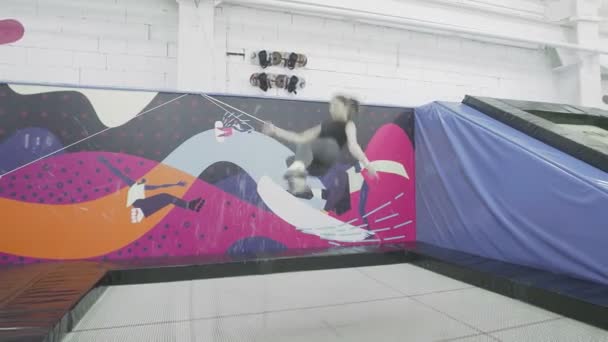 Mujer en forma disfruta saltando en un trampolín — Vídeo de stock