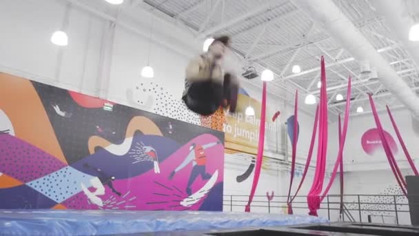 Sportler beim Rückwärtssalto auf dem Trampolin — Stockvideo