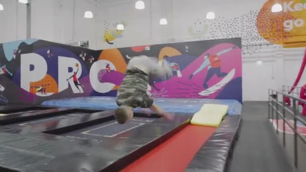 Sportsman faire acrobatique tour et tomber vers le bas — Video