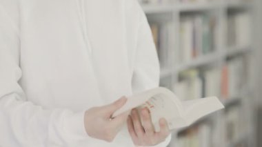 Sıradan bir öğrencinin kütüphanede bir çalışması var.