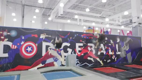 Dos acróbatas saltan a una pared usando un trampolín — Vídeos de Stock