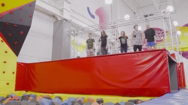 Unga gymnaster har roligt i studsmatta centrum — Stockvideo