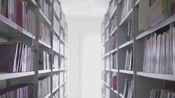 El interior de la biblioteca. Estantes con libros — Vídeo de stock