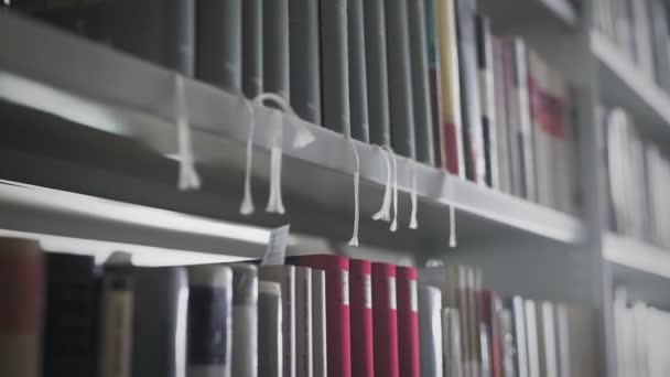 Dolly movimiento de estantes con libros — Vídeo de stock