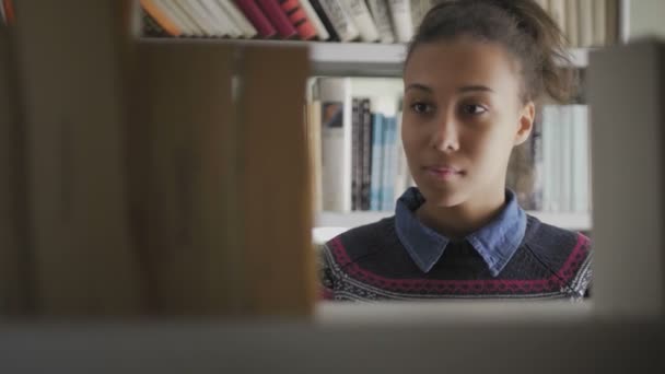 Młody afrykański student w bibliotece szkolnej — Wideo stockowe