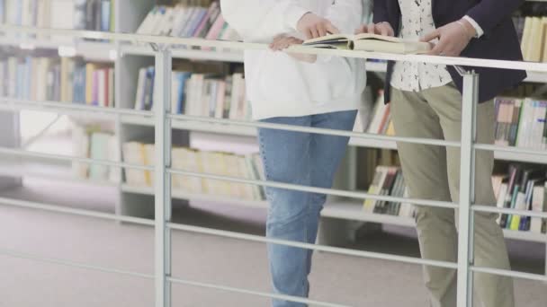 Dolly flytta studenter med böcker förbereder sig för examen i biblioteket — Stockvideo