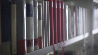 Kütüphane raflarının bir sürü kitapla birlikte Dolly taşınması.