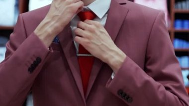 Erkek Elleri Kırmızı Kravatı Düzeltti