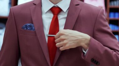 Yakından adam kravat iğnesini tamir ediyor.