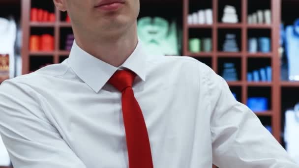 Muž si oblékne oblek v obchodě — Stock video