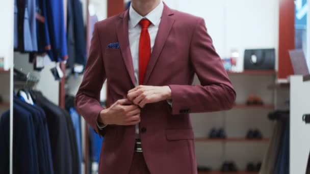 Homem elegante em uma jaqueta de terno em loja — Vídeo de Stock