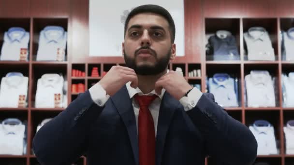 Επιχειρηματίας που επιλέγει κλασικό κοστούμι στο κατάστημα κοστουμιών — Αρχείο Βίντεο