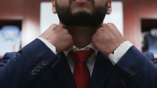 Bärtiger Geschäftsmann korrigierte rote Krawatte — Stockvideo