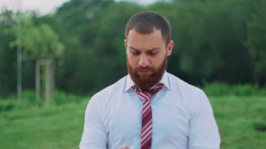 Çekici iş adamı cep telefonuna bakıyor, mutlu hissediyor, iyi haberler görüyor..