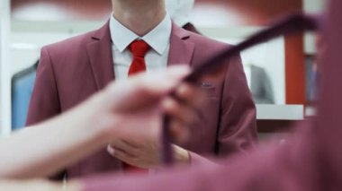 İş adamı farklı kravatlar dener.