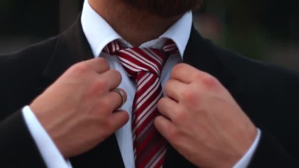 İş adamı dışarıda kravatı bağlıyor. — Stok video