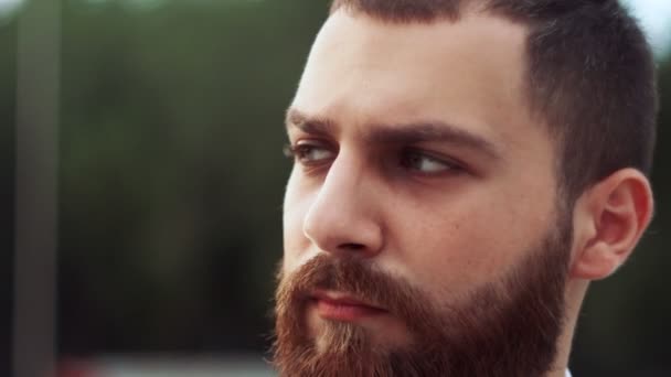 Портрет бородатого бізнесмена на відкритому повітрі — стокове відео