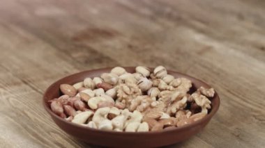 Kadın kasesinden yemek için bir avuç fındık topluyor. Sağ tarafıma fındık kaçtı.