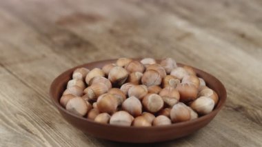 Kadın kasesinden yemek için tek bir fındık topluyor. Sağ tarafıma fındık kaçtı.