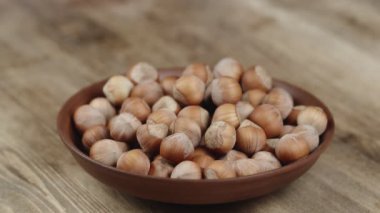 Kadın kasesinden yemek için bir avuç fındık topluyor. Sol tarafıma fındık kaçtı.