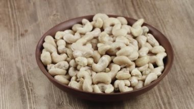 Kadın kasesinden yemek için bir avuç kaju fıstığı alıyor. Sol tarafıma fındık kaçtı.