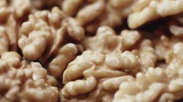 Noyer sec fond, noix de gros plan, mouvement de poupée. Contexte alimentaire 