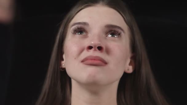 Kvinna på bio varelser att gråta medan du tittar på en ledsen och känslomässig film — Stockvideo