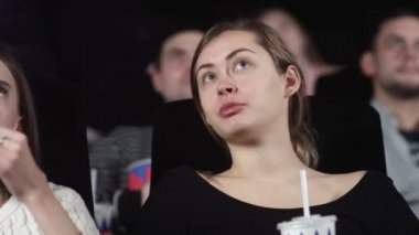 Üç güzel bayan arkadaşın Dolly hareketi. Patlamış mısır yiyip sinemada film izliyorlar.