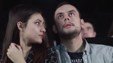 Film izleyen gülümseyen kadın. Romantik çift komedi filmi izliyor.