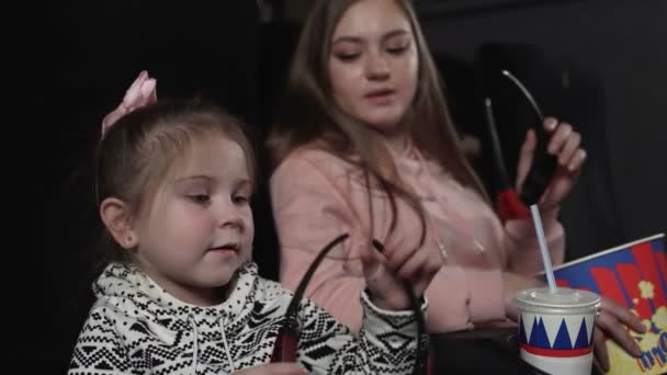 Madre con su hija están usando gafas 3d en la silla de cine . — Vídeo de stock