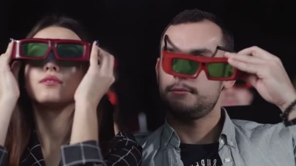 Casal em óculos 3D waching um filme no cinema — Vídeo de Stock