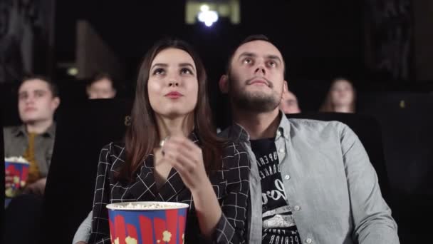 Amor casal assistindo filme e comer pipocas no cinema. Entretenimento filme — Vídeo de Stock