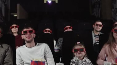 Gençler sinemada film izler: Komedi 3 boyutlu.