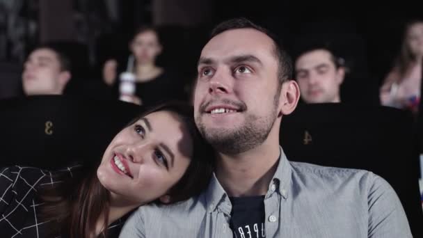 Amor casal assistindo filme no cinema. Pessoas que gostam de filmes — Vídeo de Stock