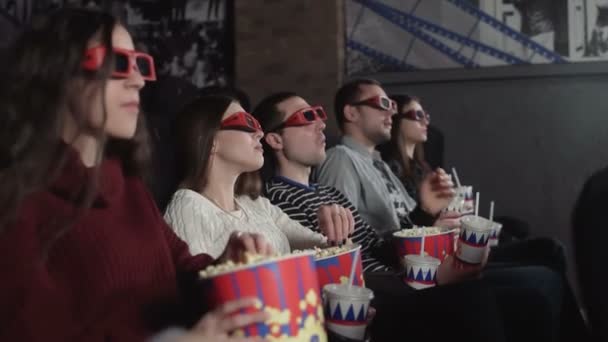 Grupa przyjaciół oglądających film 3D w kinie — Wideo stockowe