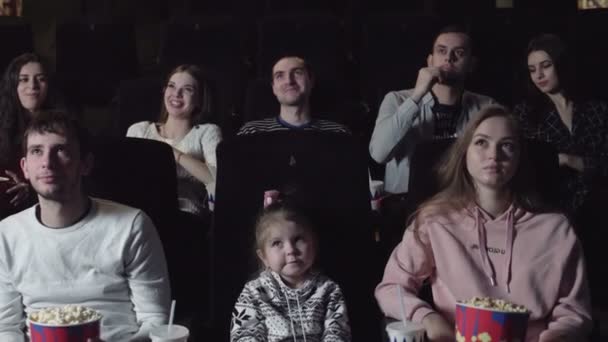Giovani che ridono di cinema guardando commedia divertente . — Video Stock