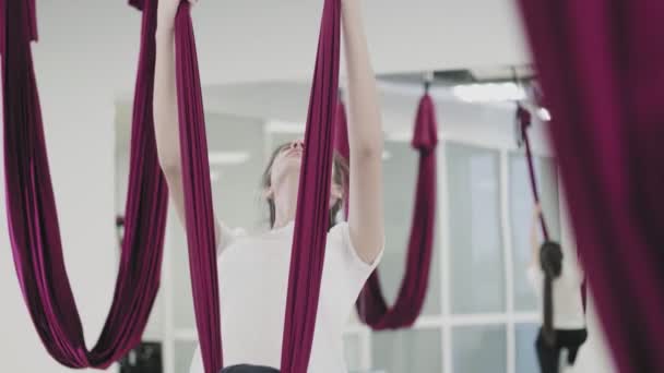 Vrouw doen anti zwaartekracht vliegen yoga oefeningen in hangmat — Stockvideo