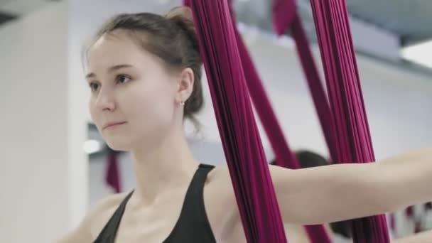 Jonge vrouwen beoefenen yoga liggend op de vloer binnen. — Stockvideo