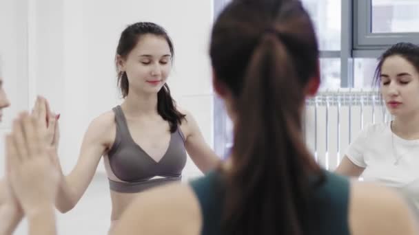 Жіночі руки під час медитації йоги в позі лотоса в студії швидкий повільний рух — стокове відео