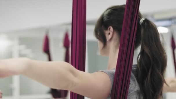 Portret jonge vrouwen maken van anti-zwaartekracht yoga oefeningen — Stockvideo