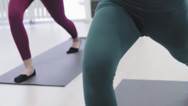 Groupe de femmes pratiquent le yoga en studio blanc — Video