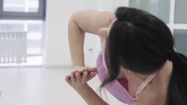 Grupp av kvinnor gör yoga krigare poserar i gym — Stockvideo