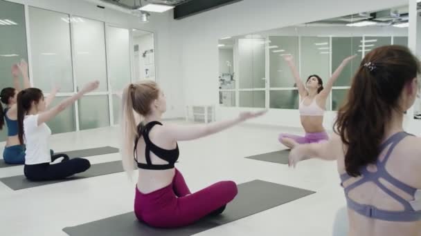 Praktyka jogi Koncepcja klasy ćwiczeń. Trener pomaga uczniom w ćwiczeniach — Wideo stockowe