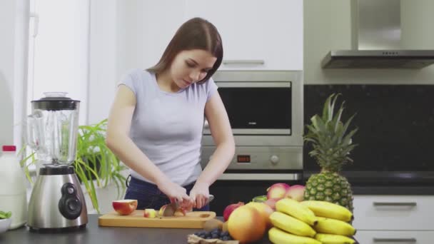 Frau schnitt einen Apfel für den Smoothie — Stockvideo