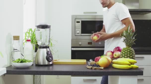 Homem cortou uma maçã para fazer o smoothie — Vídeo de Stock