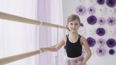 Eğitim sınıfındaki küçük sevimli balerin..