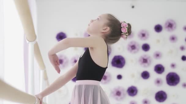 Красива дівчинка практикує розтягування — стокове відео