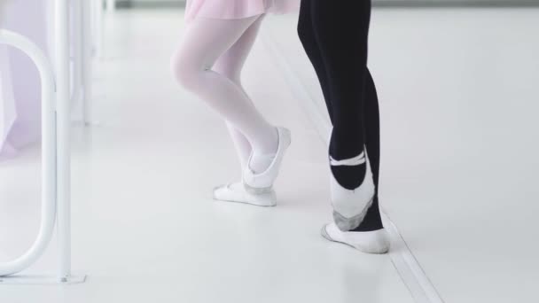 Pequeña bailarina de ballet repite los movimientos con el profesor — Vídeos de Stock