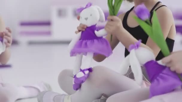 Pequenas bailarinas estão brincando com brinquedos durante o intervalo — Vídeo de Stock