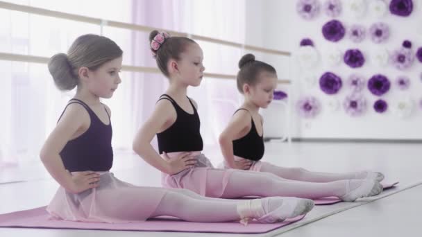 Young ballet dancers waiting for the teacher — Stock Video